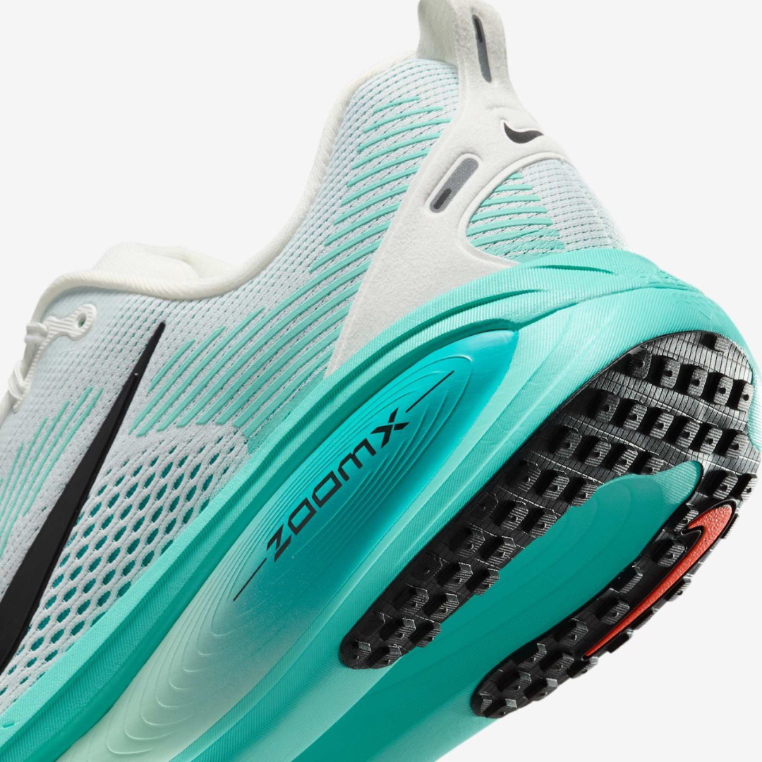 Vomero 18 - White/Dusty Cactus