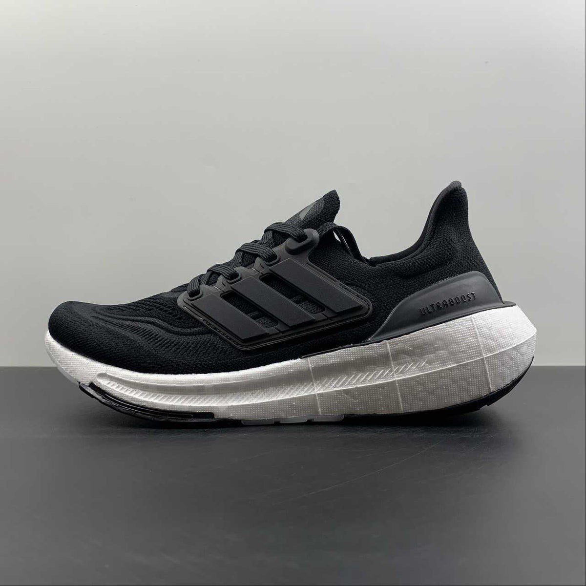 Ultraboost Light 23 Preto e Branco