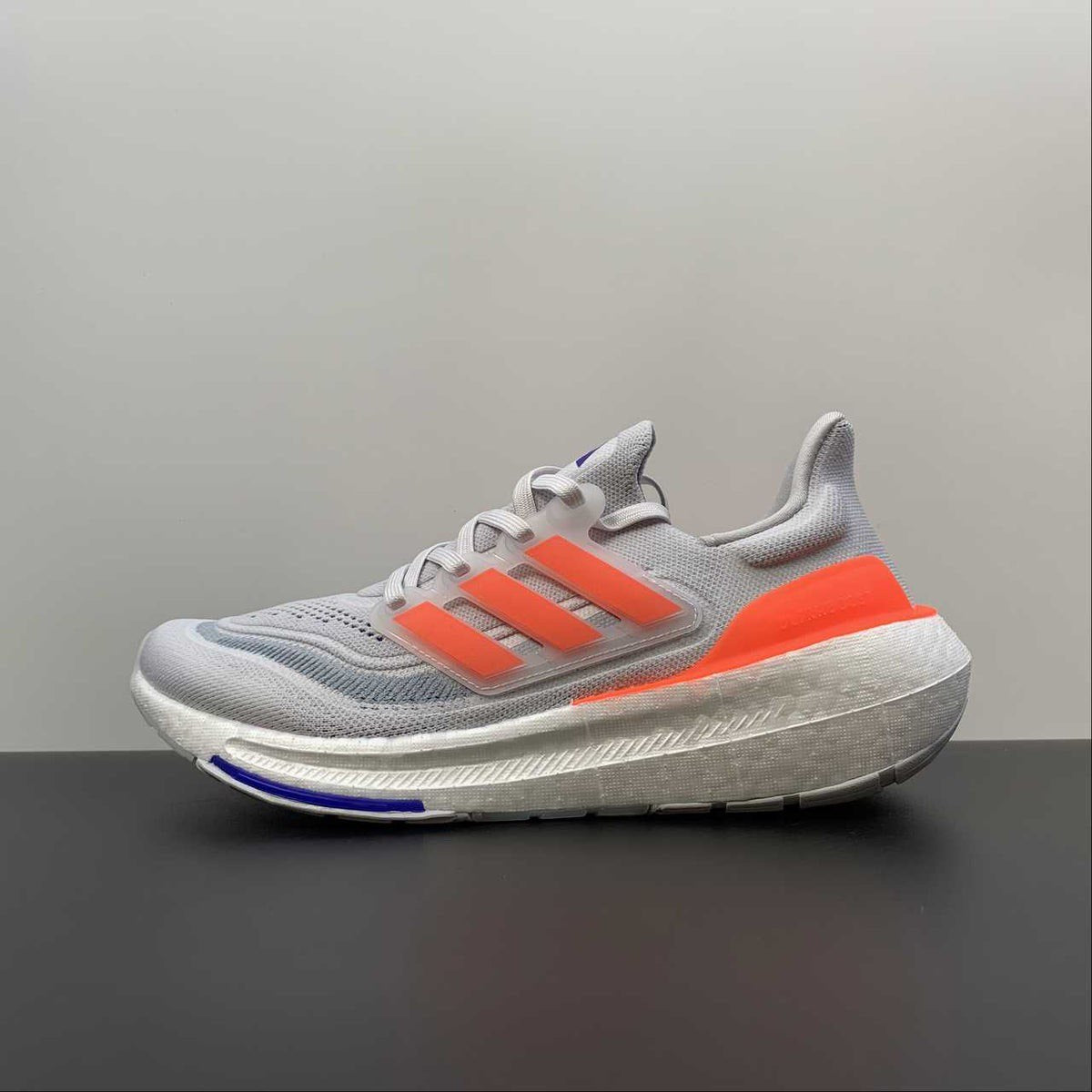 Ultraboost Light 23 Cinza com Laranja