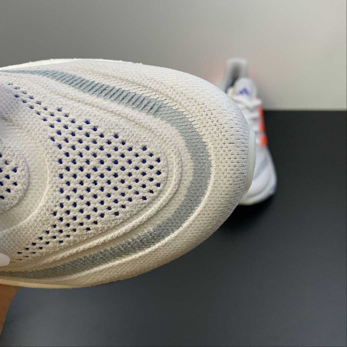 Ultraboost Light 23 Cinza com Laranja