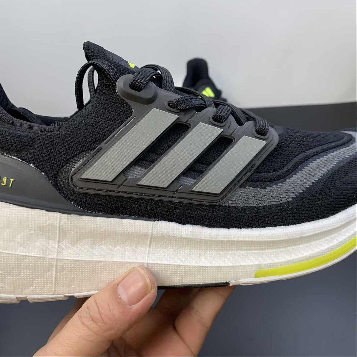 Ultraboost Light 23 Preto com Verde